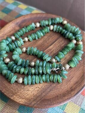 Green Stone Chip Necklace Gold Tone Beaded Serpentine